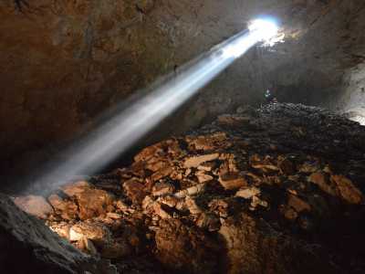 L'ambiente � parzialmente illuminato da un fascio di luce suggestivo che squarcia per un attimo l'oscurit� imperante